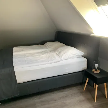 Meerencore, Hohenzollernstr. 30 *